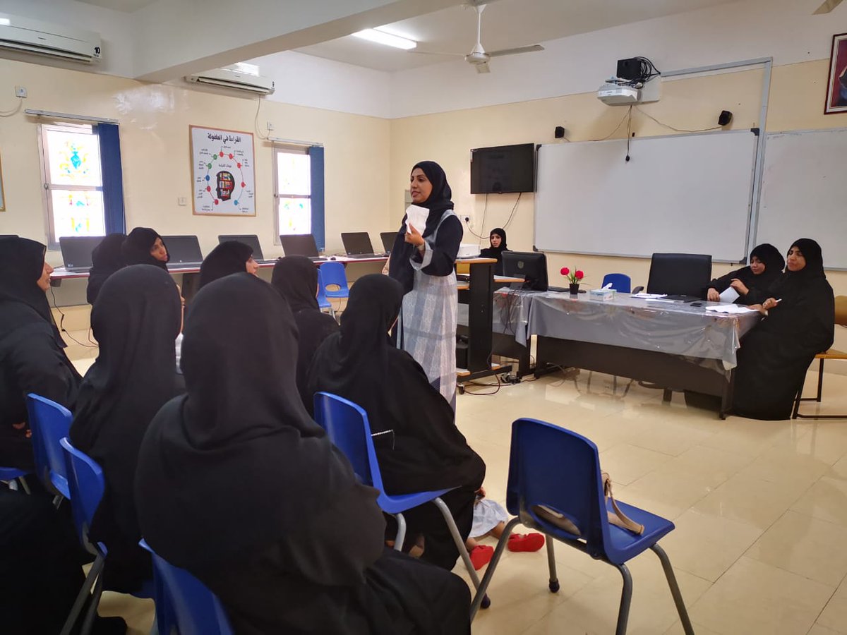 #فعاليات_تعليمية_شمال_الباطنة مشاركة أخصائية التوجيه المهني الأستاذة رملة العجمي في اجتماع مجلس الأمهات وتقديم توعية مهنية في استثمار الميول المهنية لدى الطالبات ومساعدة الأبناء في عملية اختيار مستقبلهم العلمي والعملي.