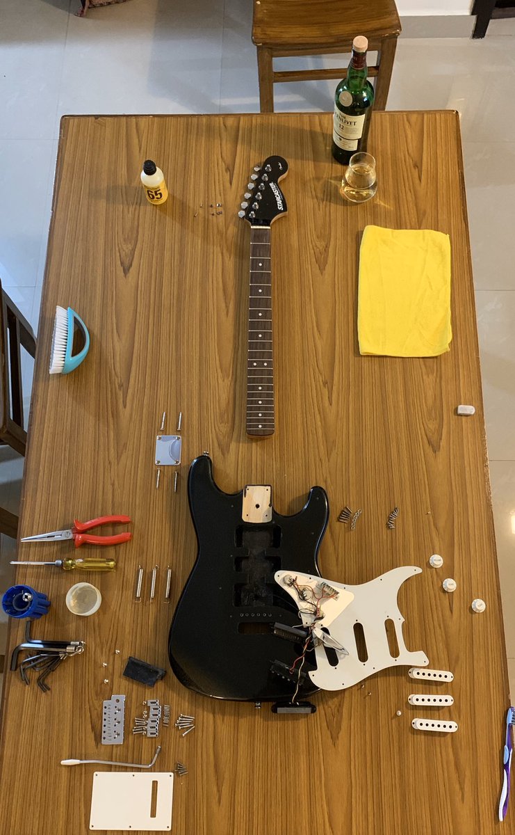 iRakshitShastri's tweet photo. The @Fender #Stratocaster Heavy Check!!
#Strat #BlackStrat #HeavyCheck #PinkFloyd #Overhaul #overhaulin https://t.co/6irEWy0K2V