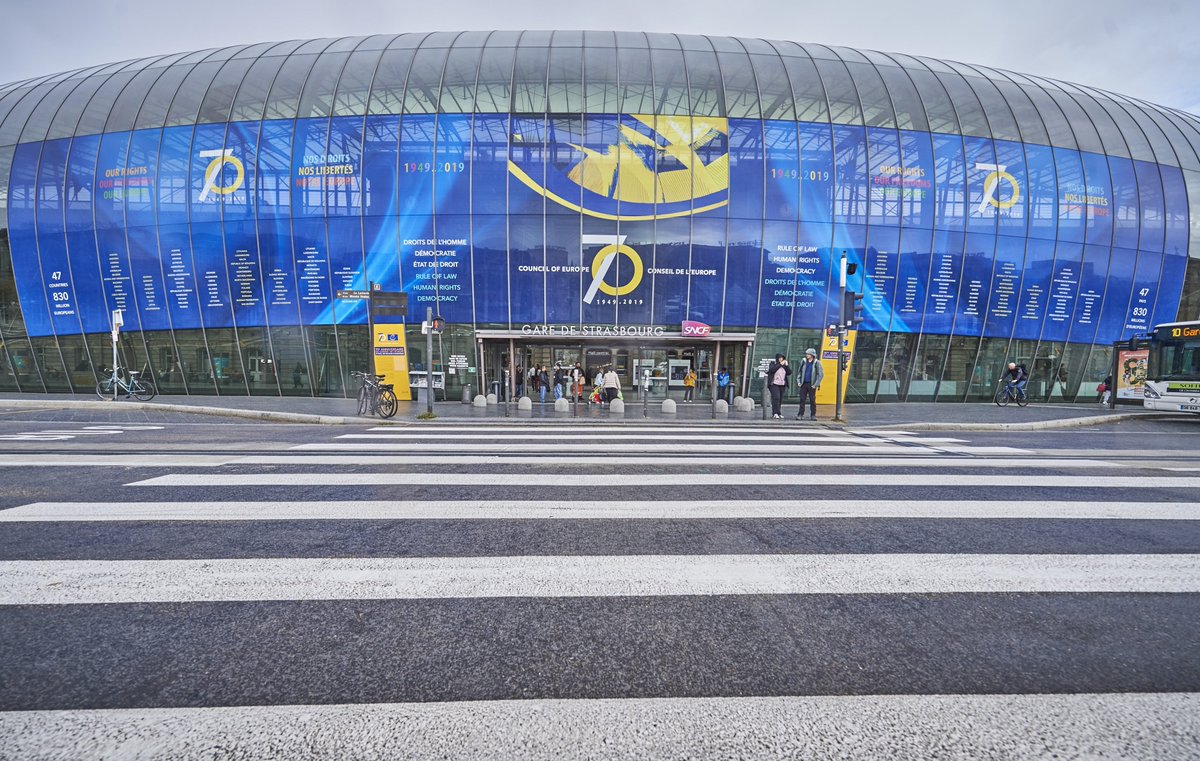 CoE_fr's tweet photo. Rendez-vous en Gare de Strasbourg pour découvrir la verrière aux couleurs du 70ème anniversaire du Conseil de l'Europe!
▶️ https://t.co/6sxyIR4LCf https://t.co/4oNpC8zCgb