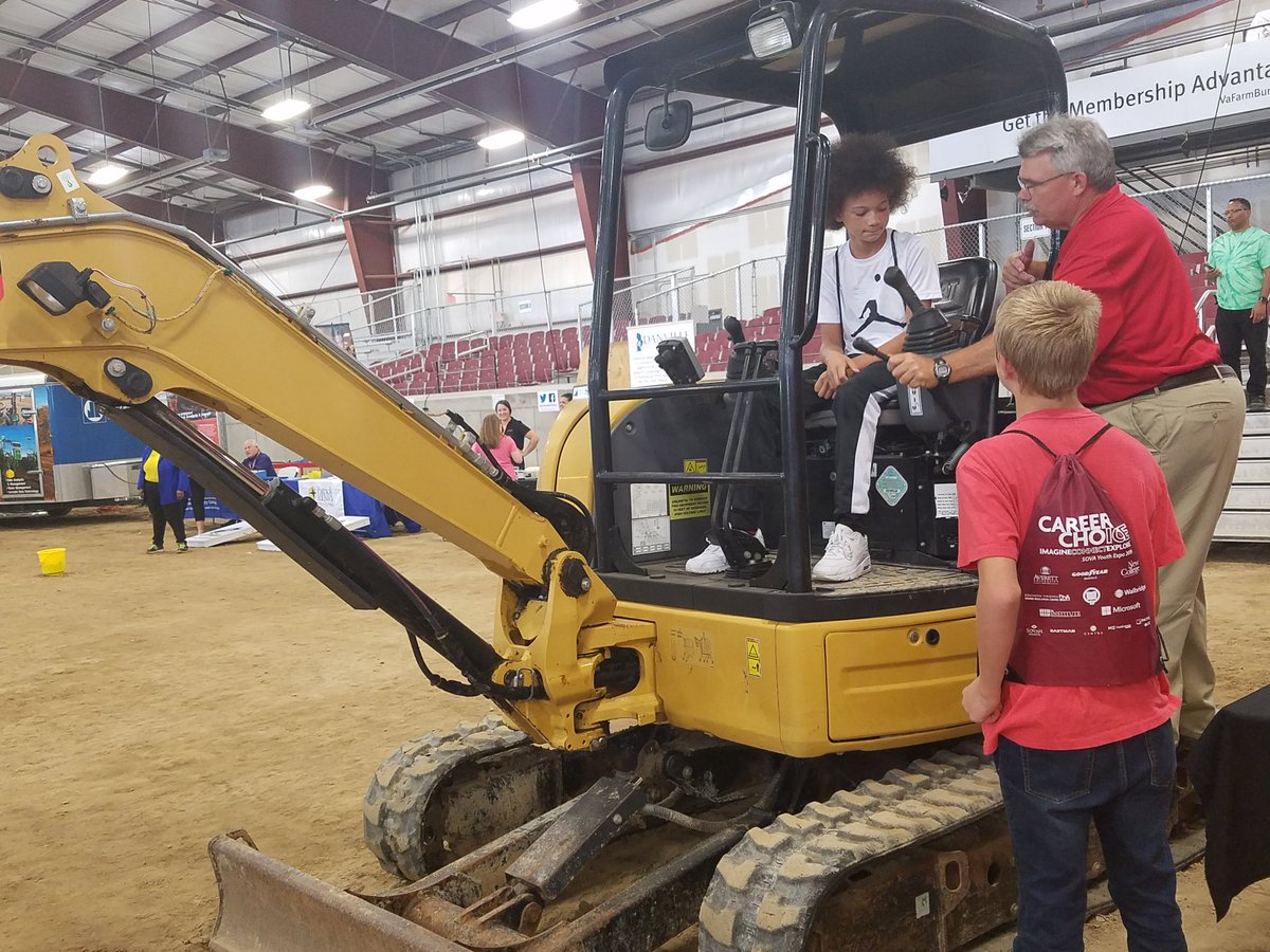 IALR's tweet photo. It's happening now--day one of the #SOVACareerChoiceYouthExpo! Regional middle school students are exploring employers, career clusters and occupations available right here in #SOVA. Check back for photos! #SOVAstrong #talentdevelopment #transformingcommunities https://t.co/0U6mcj42DM