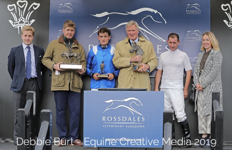 #congratulations to the following ARO #championship #winners who received their trophies from <a href="/RossdalesVets/">Rossdales EquineVets</a> <a href="/LingfieldPark/">Lingfield Park</a> #owner <a href="/HH_ShkHamdan/">حــمــدان بن راشــد</a> #trainer <a href="/JPOwenRacing/">James Owen Racing</a> #jockey <a href="/Alexchad95/">Alex Chadwick</a> #moretofollow <a href="/amajox/">Amateur Jockeys GB</a> @TheFrenchPA <a href="/afac_contact/">AFAC</a> <a href="/aladiyatuae/">adiyatracing</a> <a href="/TheAJClub/">Arabian Jockey Club</a>