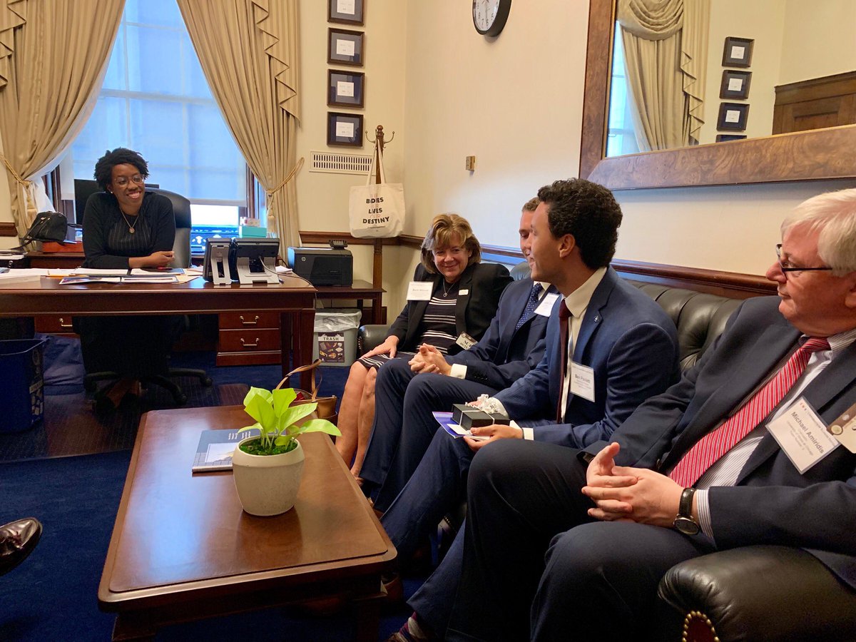 uofigovrelation's tweet photo. Fantastic meeting with @RepUnderwood, Illinois’ only member on @EdLaborCmte, discussing @UofILSystem priorities for #HEAReauthorization. #UofIDayinDC https://t.co/f0QMtAf8ax