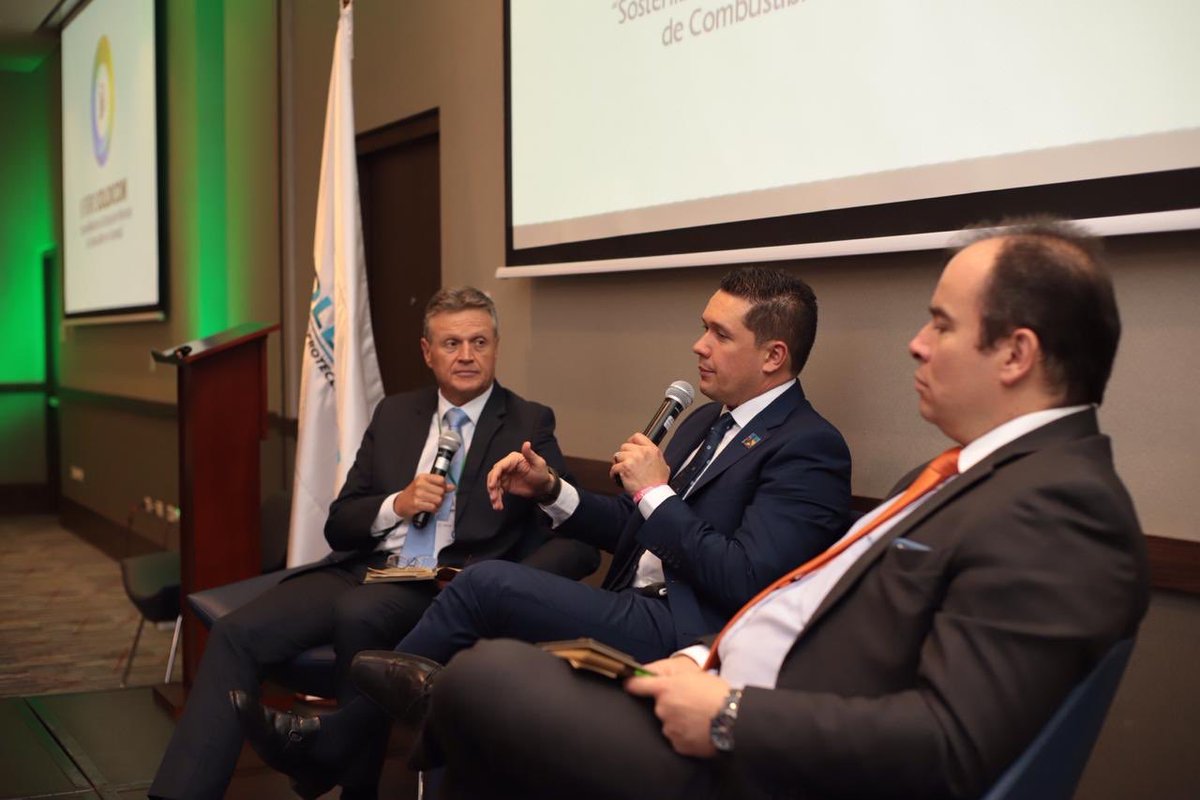 FondoSoldicom's tweet photo. #IIForoSoldicom Conversatorio: Elementos para la formulación de un Proyecto de Ley que garantice la sostenibilidad de la distribución minorista de combustibles en el país. Luis E. Sierra, vocero @fendinaloficial; HR Edwin Ballesteros; Julio César Vera, gerente de Valjer Energy. https://t.co/hrv26WxbCv