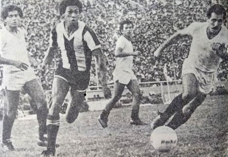 DatoNoMenor's tweet photo. #DatoClasico Este domingo será el 4to clásico donde Alianza Lima usará uniforme tradicional antes de vestir la 'blanquimorada'. La primera vez fue en 26-09-1982, la victoria sería para los grones por 2-1 con anotacion de Simón Olea y un agónico gol de Juan Illescas. Descontó Bira https://t.co/TFYW6UgxxZ
