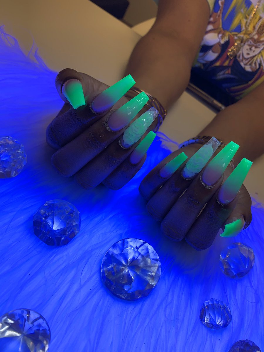 CERTIFIED_Redd's tweet photo. New set bitch!!!! Thank God for my nail tech #Grabbas https://t.co/x1V2KQhTE5
