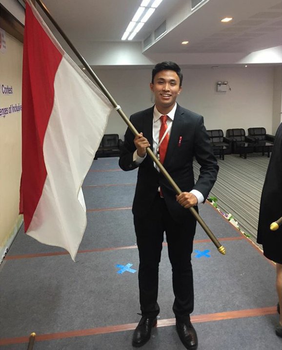 Mas Fathur : 
Mahasiswa UGM ✔
Pinter ✔
Tahfidz Qur'an ✔
Senyum menawan ✔

Udah lengkap? Belum mas, masih kurang aku jadi makmum-mu. Eaaa~~ 

#MataNajwa #MataNajwaUjianReformasi