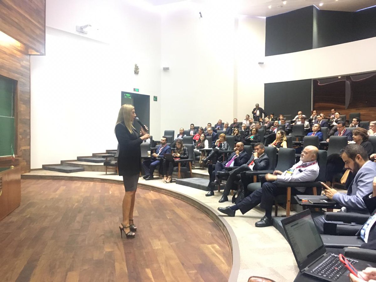 imef_gdl's tweet image. Principales obstáculos de las empresas
- Poco financiamiento 
- Poco uso de tecnología 
- Poca innovación 
- Falta de retención de talento 

El Financiamiento a través del Mercado Mexicano
Ing. @maria_ariza  Directora General de @BIVAMX