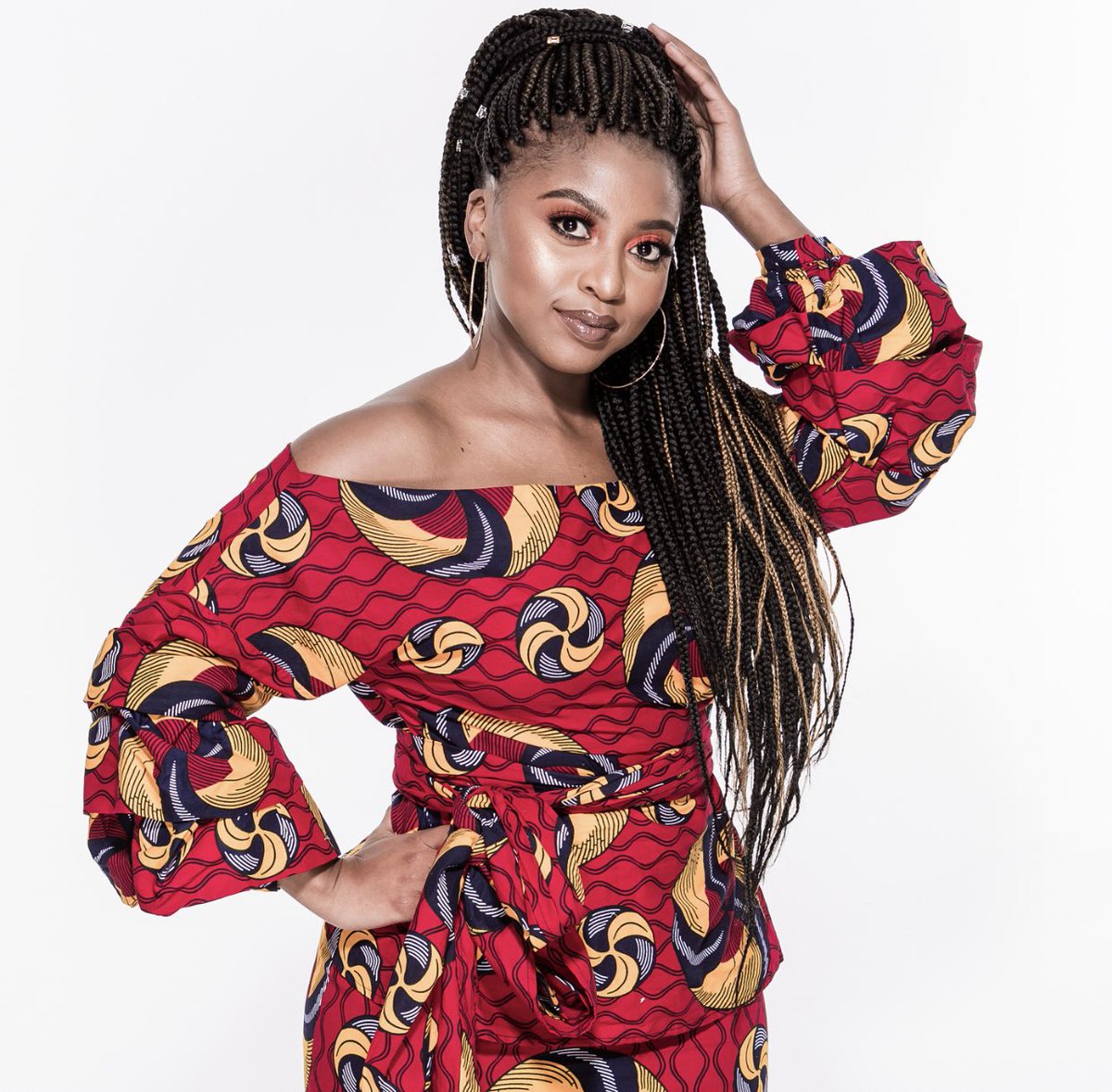 Madame_Shonsan's tweet photo. OKAAYY sooo... here’s a a lil #HAIRstory about the #ShonisaniBraid by #Afrotex 💫 

It’s a 30 inch (uncut), itch free, soft and light, hot water fibre that will come in a variety of colours &amp; ombré delights for you to play with over the summer 💫 

#iloveafrotexsa https://t.co/JD36eje3eT