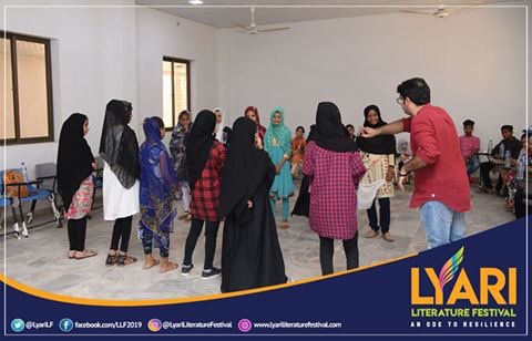 LyariLF's tweet photo. Sarmad provided students workshop with an encouraging constructive environment in which each student practiced and build their sense of storytelling.

#LLFKhi2019 #LyariLiteratureFestival #ChaloChaloLyariChalo https://t.co/v4awK1ShIB