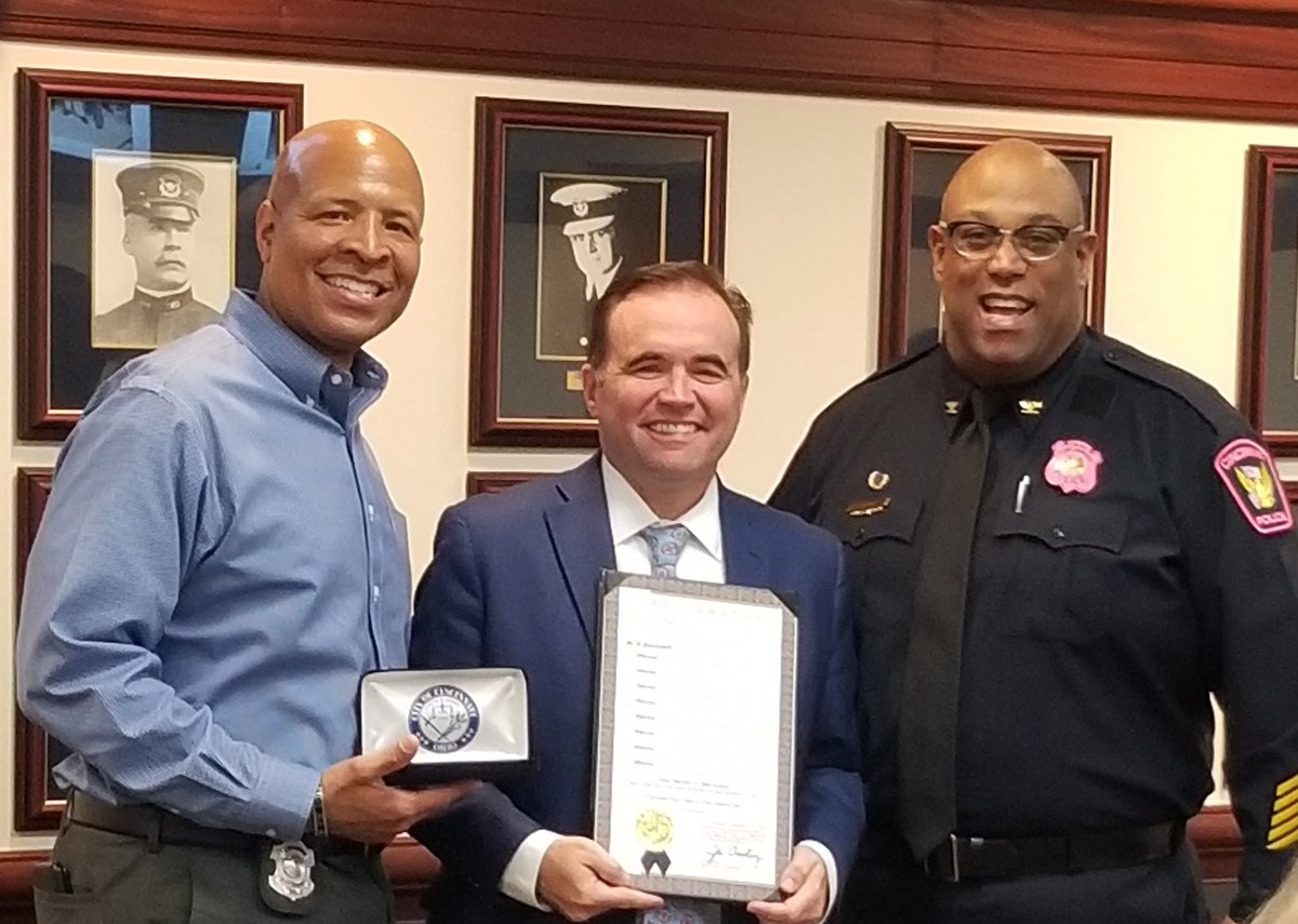 Cincinnati Police Department On Twitter Police Specialist Scotty Johnson Pictured Here With Mayor Cranley And Chief Isaac Retiring From The Cincinnati Police Department After 33 Years Of Service Https T Co Lu0z6yvxbd