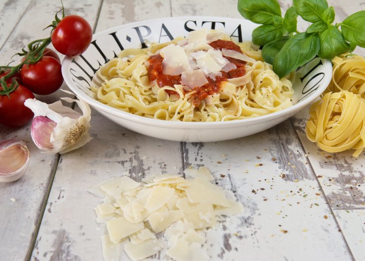 Realia_srl's tweet photo. Circa il 70% della popolazione in #America prepara più volte a settimana ricette #MadeinItaly. Mentre il 41% ordina #Ciboitaliano online. 
https://t.co/IKT9foGE3m https://t.co/QsPJJc1fMv
