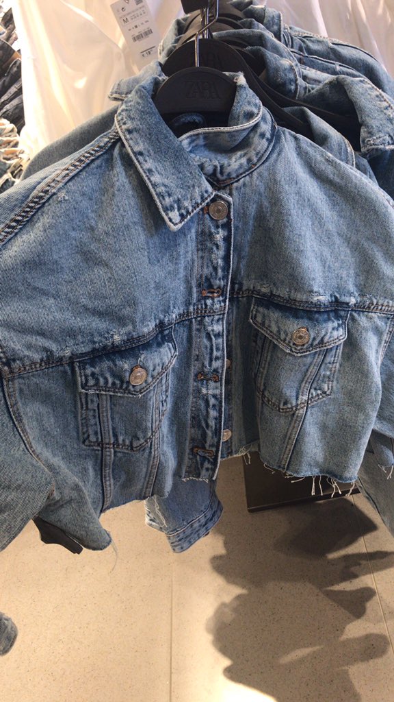 Juls_Lrt's tweet photo. @ZARA quitte à avoir que la moitié d’une veste y’a moyen de l’avoir à moitié prix? https://t.co/HUEDoHd7mW