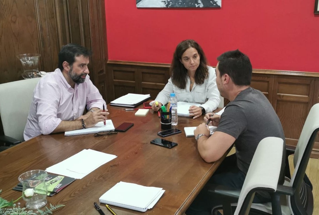 aytogetafe's tweet photo. La alcaldesa y el concejal de #Juventud se reúnen para coordinar los proyectos de la delegación https://t.co/I2ligD127t