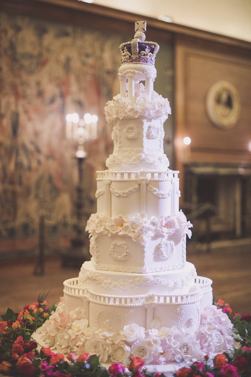 Celebrate your #RoyalRomance 💖 with a cake inspired by our six royal palaces 👑  Isn’t it beautiful! 
#weddinginspo #weddingplanning #surreywedding #weddingcake #weddingvenue #royalwedding #weddinginspiration #londonwedding
