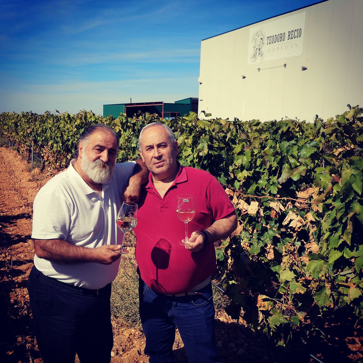 #BodegasTeodoroRecio ha recibido la afectuosa visita de <a href="/JavierPerezARGI/">Javier Pérez Andrés</a> gran amigo de la familia Recio, con quien es siempre un placer conversar de vinos y del mundo rural.

#dorueda #laseca #rueda #spain #vinosdeespaña #winesfromspian #verdejo