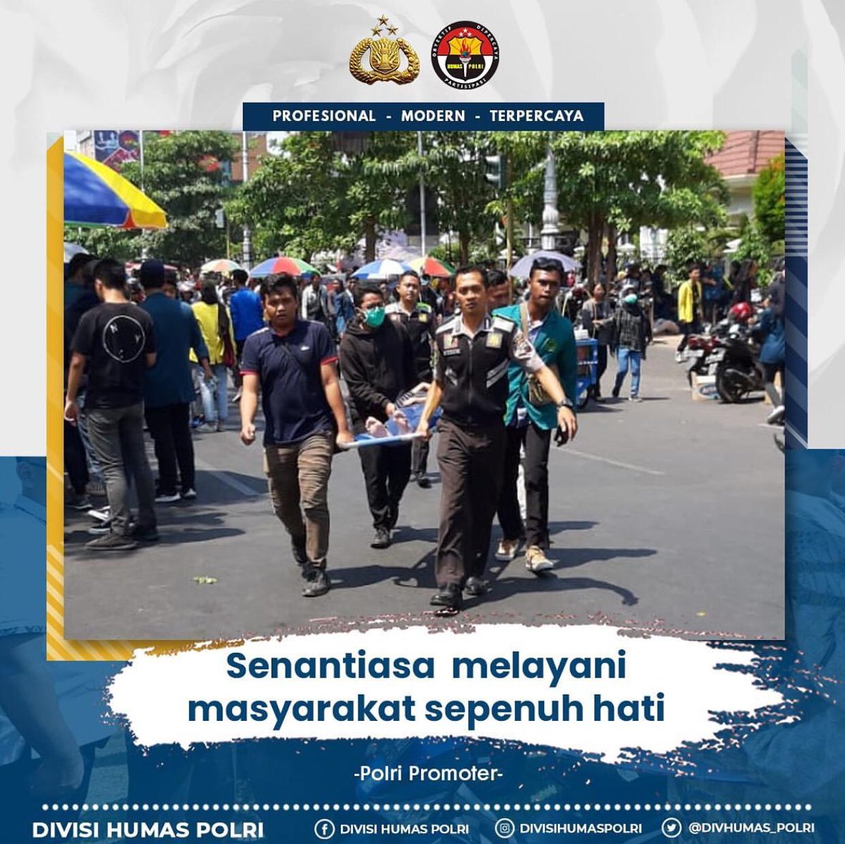rg_rky's tweet photo. Kesigapan personel Biddokkes Polda Jateng memberikan penanganan medis kepada seorang pengunjuk rasa yang sedang sakit saat melakukan aksi massa di depan gedung DPRD
@multimedia.humaspolri 
#polripromoter #polrihumanis #bidhumaspoldaaceh
#humaspolresacehsingkil
#polresacehsingkil https://t.co/IPfoGeg6QM
