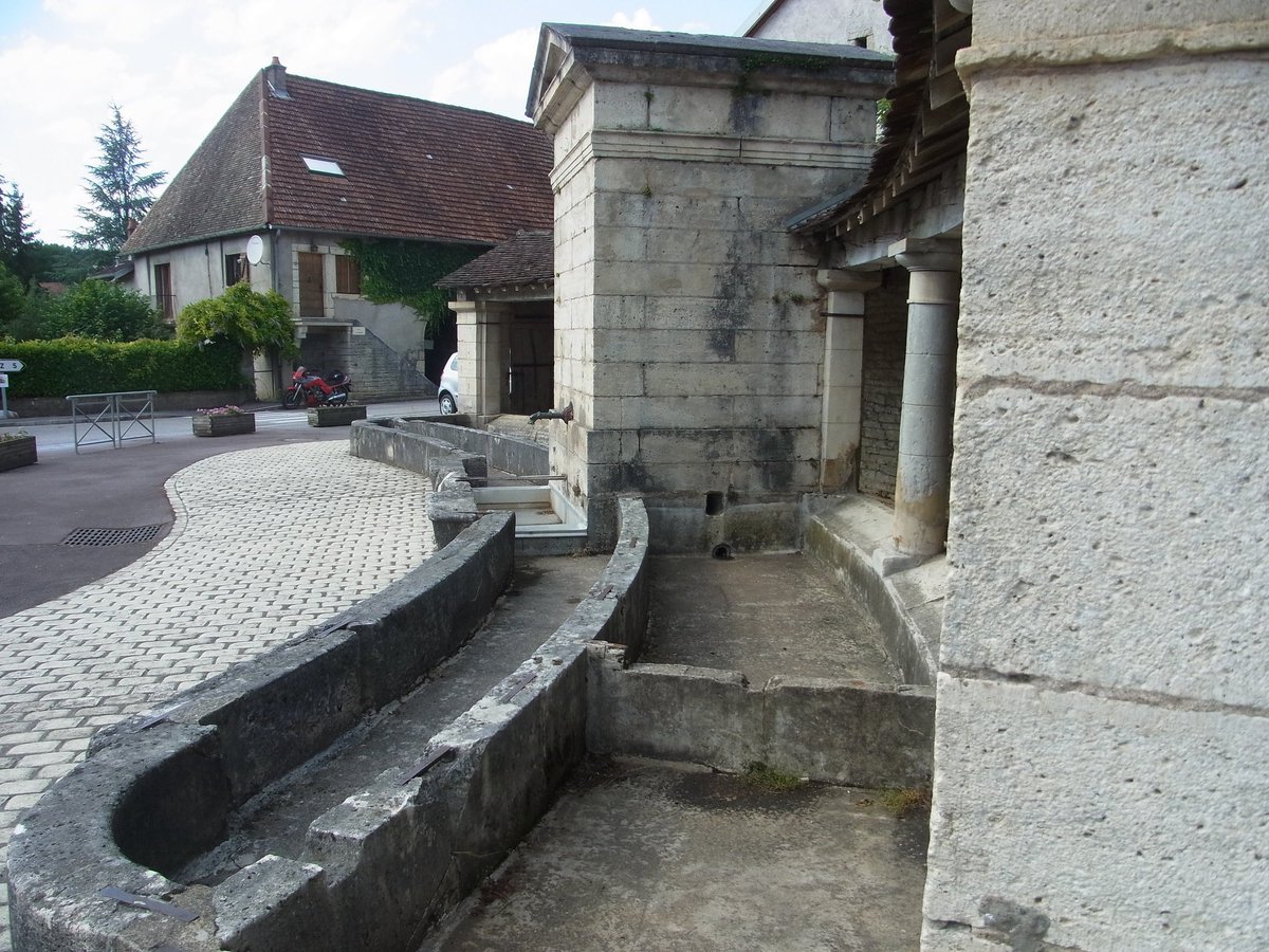 Une fois de plus #destination70 pour une balade dans #lahautesaone afin de profiter d'une nouvelle fontaine ⛲.  Celle située à Boult (swll.to/XxUsy9Y) est en forme de demi-lune 🌙.