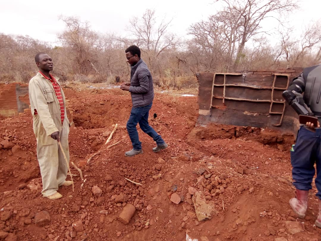 mukasiri's tweet photo. Ncube dressed in overalls, his huts were burnt down by artisanal miners #GoldRushZim near Lonely Mine in Bubi #ASMinBubi he was forced to relocate his wife & 3 daughters, he is back now because of police protection @ZELA_Infor @RangaMberi @verozano @ShamisoMtisi @gilbert_makore https://t.co/89mtvQxfbx