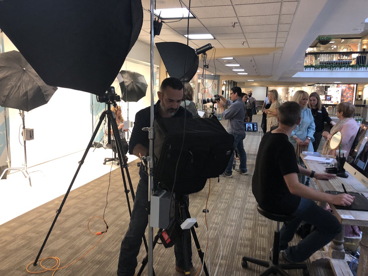 AbbyVasek's tweet image. Folks are beginning to line up for their FREE professional headshots! Come to WTC 540 to join us till 1:30 and catch my talk on #brandidentity #dallasdesignweek @abbyvasek @DallasMarket @CyanDesignHome