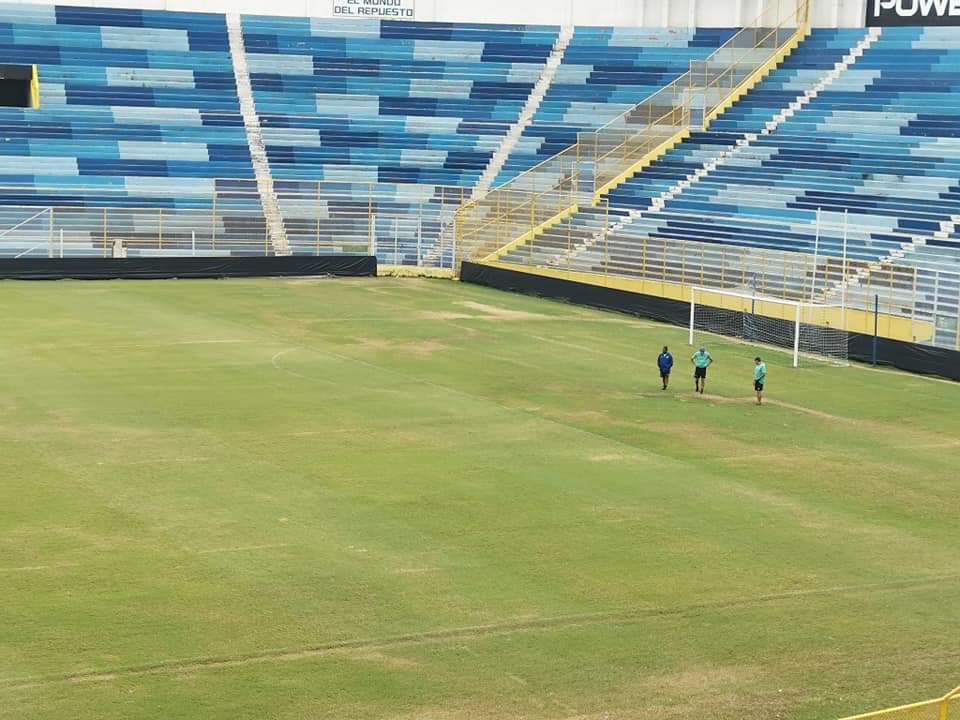 Albo_sv's tweet photo. Tanto lugar para alabar a Dios y tenian que escoger el Cuscatlán?
Mi pueblo... https://t.co/eHmswW6Fec