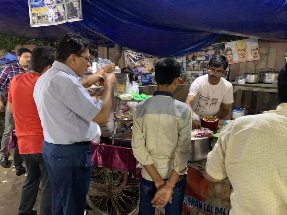 Delicious #AlooChat & #AlooTikki at Mangla Chat Wale. It was the amazing Chat & a chitchat with the #Netflix hero Dal Chand Kashyap completed the entire experience.

The high quality ingredients, which Dal Chand swears by, make his Chat stand out   

#MagicOfFlavours #StreetFood