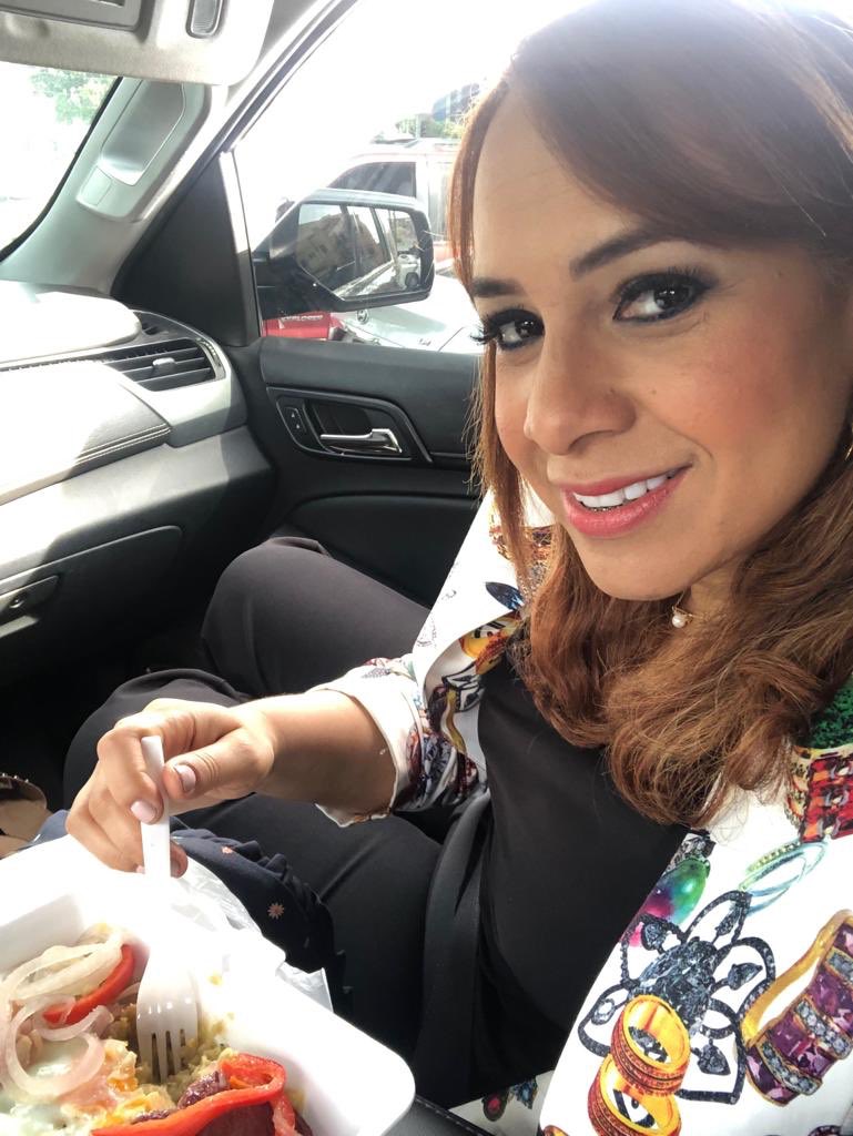 KarenRicardoC's tweet photo. Desde bien tempranito en la calle😋 no nos podemos descuidar y más cuando nos espera un día intenso y productivo 💪💪💪 como buena dominicana activa con mi mangú ❤️🤤🇩🇴🇩🇴
.
.
#VamosArriba #TiempoDeCambioEnSDE 💜💛💜💛 #KarenAlcaldesa 2020 https://t.co/122wP0OIAa