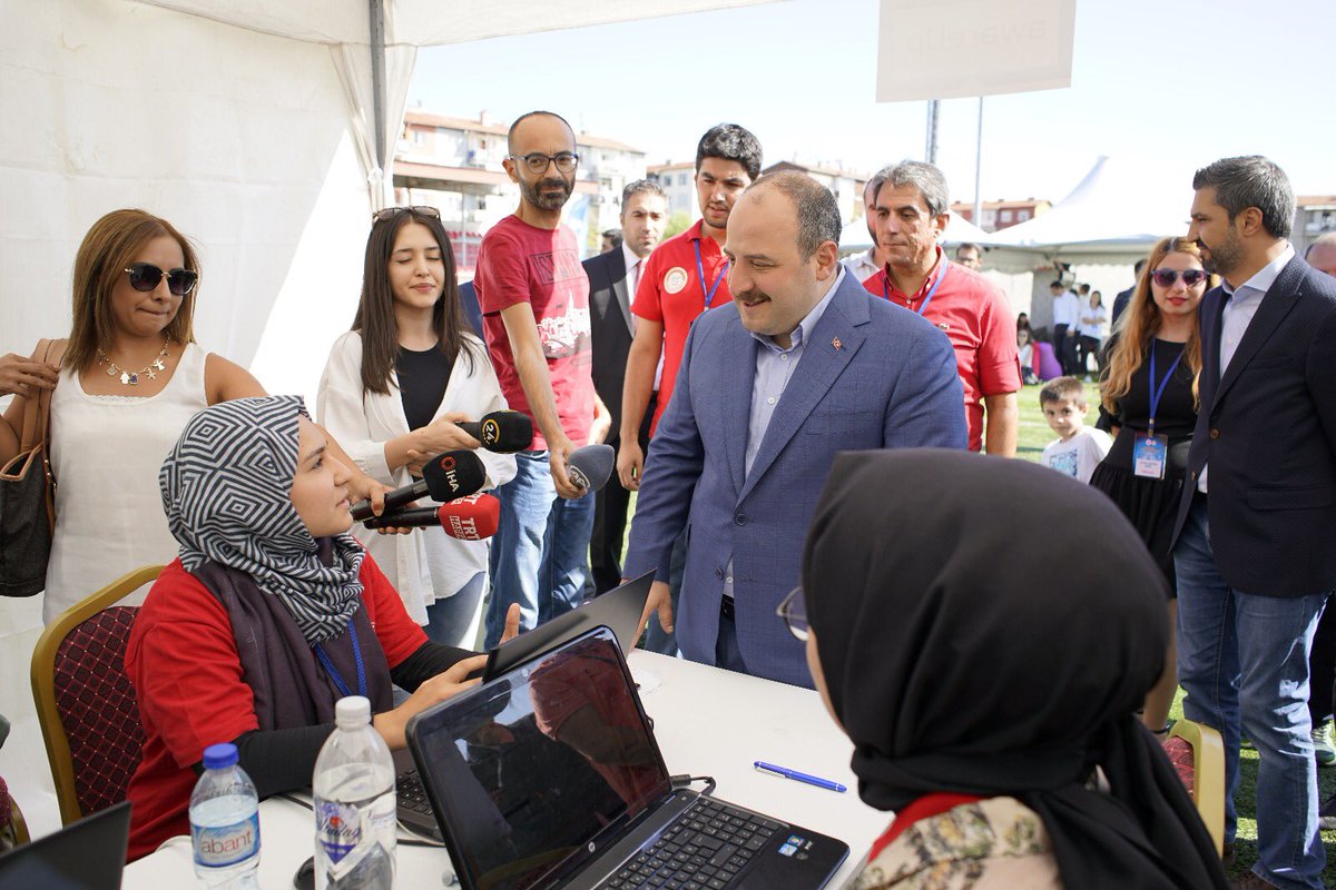 tekcammithat's tweet photo. Kesintisiz 30 saat süren “Gönüllülüğün Dijital Hali” Genç Hackathon yarışmasında finale kalan #kartalaihl öğrencileri #awareUp ödülle döndü. Öğrencilerimizi tebrik ederim. https://t.co/25SLMatu7E