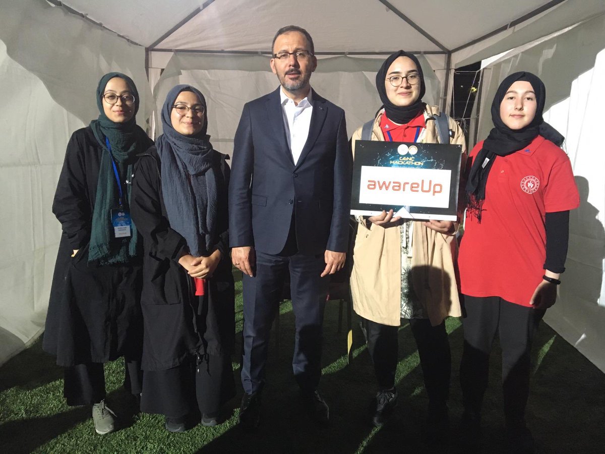 tekcammithat's tweet photo. Kesintisiz 30 saat süren “Gönüllülüğün Dijital Hali” Genç Hackathon yarışmasında finale kalan #kartalaihl öğrencileri #awareUp ödülle döndü. Öğrencilerimizi tebrik ederim. https://t.co/25SLMatu7E