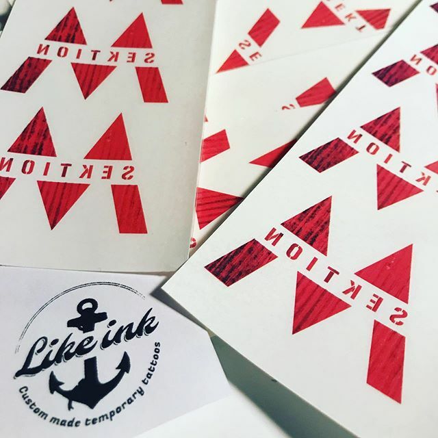 LikeInkSe's tweet photo. De här #gnuggis-tatueringarna ska till en #bokrelease och boken verkar hur spännande som helst. Der ser man ju på loggan 😱⚓️ #custommade #tatuering #tattoos #faketattoos #newreleases #bok #författare #fejktatuering #ink #MSektion #faketatuering #gnuggisar #madeinmalmö #likeinkse https://t.co/YSXbhGPmcZ