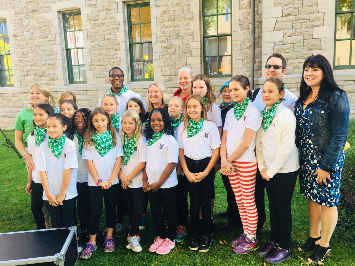ecolecatholique's tweet photo. La conseillère scolaire @SavoieJolene et le conseiller scolaire @BobRainboth aux côtés des élèves de @Saintremi_cecce et du maire @JimWatsonOttawa lors du lever de drapeau à l’Hôtel de Ville de @ottawaville. #FrancoCECCE #FrancoFier #OnFr https://t.co/s88qtSXz5N
