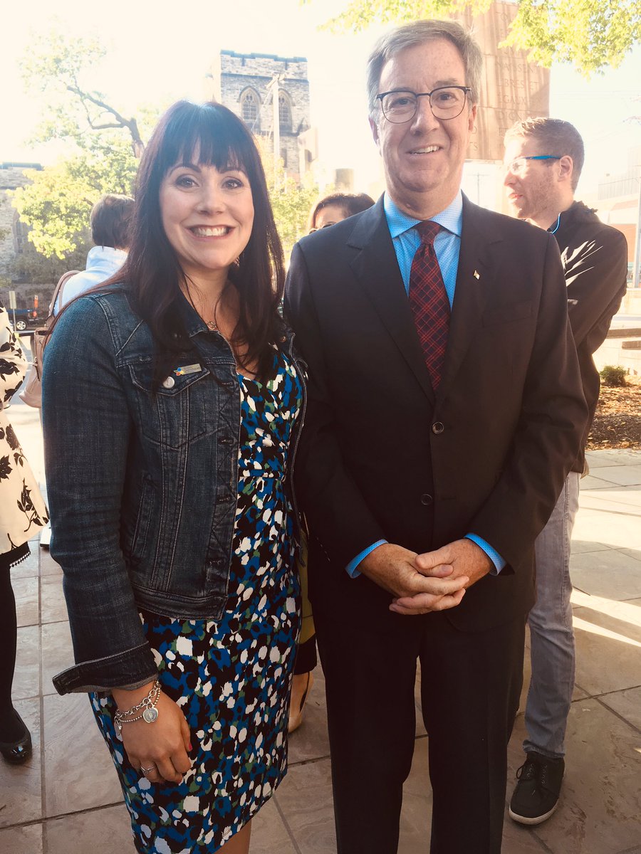 ecolecatholique's tweet photo. La conseillère scolaire @SavoieJolene et le conseiller scolaire @BobRainboth aux côtés des élèves de @Saintremi_cecce et du maire @JimWatsonOttawa lors du lever de drapeau à l’Hôtel de Ville de @ottawaville. #FrancoCECCE #FrancoFier #OnFr https://t.co/s88qtSXz5N