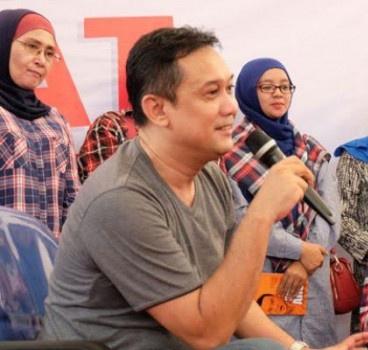 PosenteTauhid's tweet photo. Ini photo si DeSi 
Bagi yang tahu alamatnya tolong di share doong... 
Agar anak STM bisa bersilaturahmi ke rumahnya si DeSi 

#DennySiregarDicariAnakSTM
#DennySiregarDicariAnakSTM https://t.co/nMkFniSK7r
