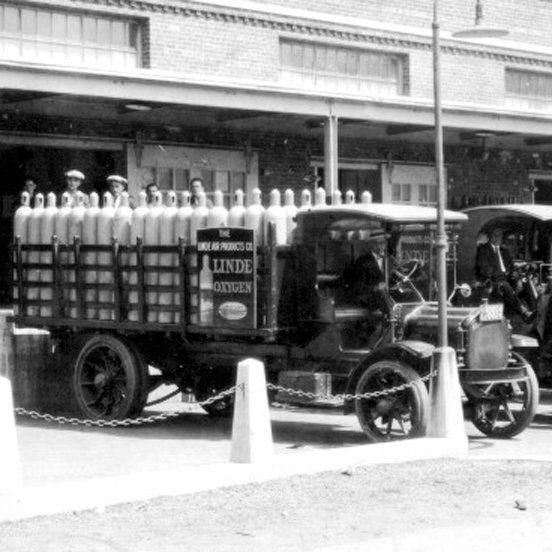 LINDE_GAS_DE's tweet photo. So sah die Zylinderzulieferung bei Linde im Jahr 1917 aus. 
100 Jahre später werden Technologien wie maschinelles Lernen und Drohnen in der Logistik eingesetzt.
#ThrowbackThursday #LindeHistory https://t.co/fIVZhZ8m7V