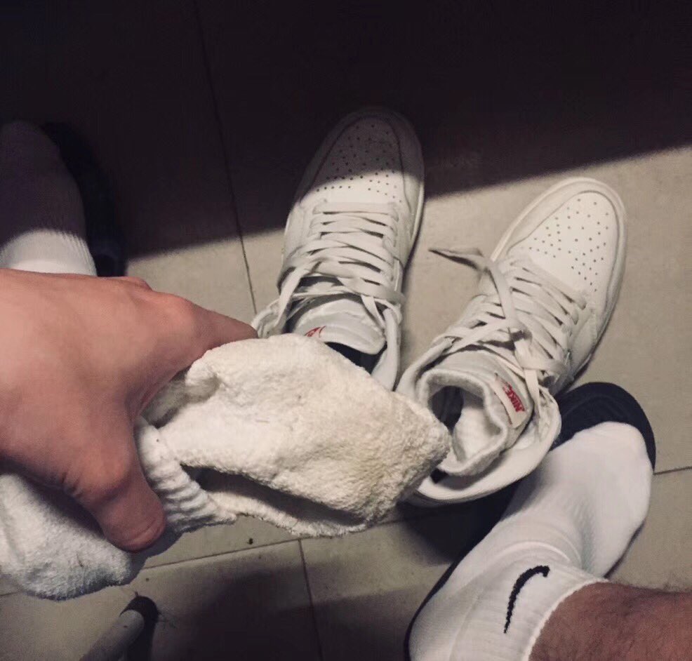 打完球回来一开门，小骚逼居然把屁眼扒开跪在里面，也不知道自己玩屁眼玩了多久，地板上到处都是鸡吧和屁眼里流出来的水，狗逼已经扩张成个洞了，不知道还以为他刚被几个男人轮奸过。给老子看硬了，操了一顿以后趴在地毯上睡着了，以后要考虑买个肛门锁了。