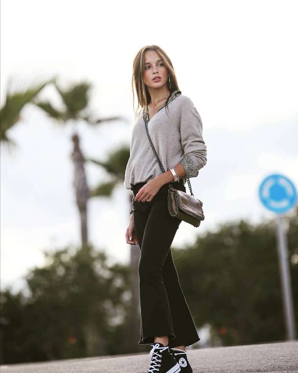 MariaQMCJ3's tweet image. Total look con pantalón, camisa, sueter, bolso y pendientes Lontananza moda Valencia

#lontananzamoda #teen #modateen #converse