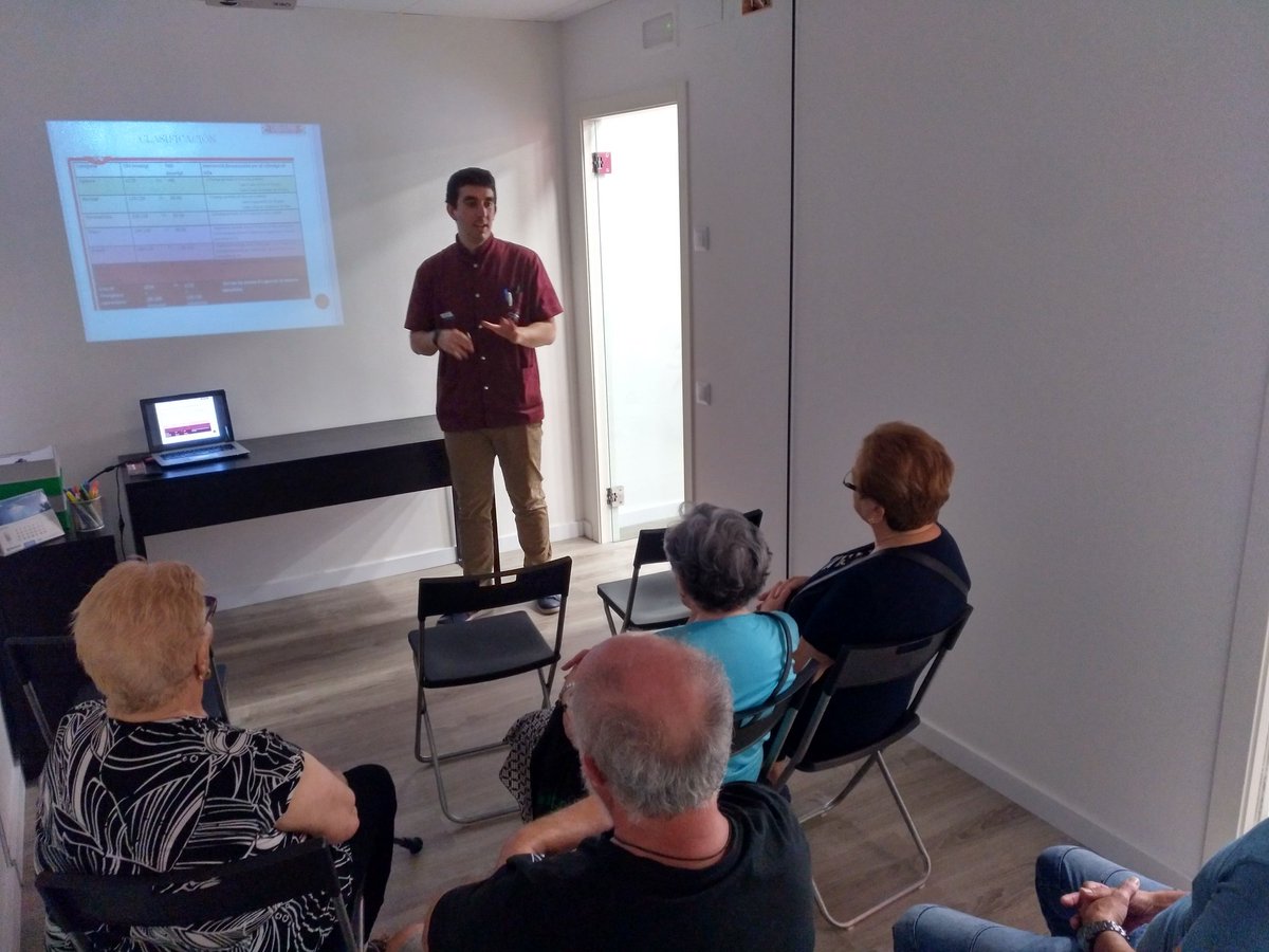 Iniciem Setmana del cor amb Xerrada a la farmàcia sobre hàbits, medicaments i hipertensió en colaboració amb el CAP, el mercat municipal i les farmàcies. Si es que treballar junts es treballar millor #projecteCAPFM dia mundial farmacèutics  #socfarmaceutic