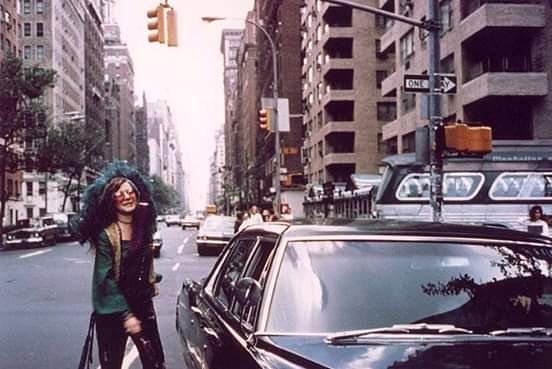 Janis_Chile's tweet image. Janis Joplin en NYC #JanisJoplin #Twitt #NYC #FelizMiercoles #RockStar #Blues #Souls #BluesMusic #RocketGirls