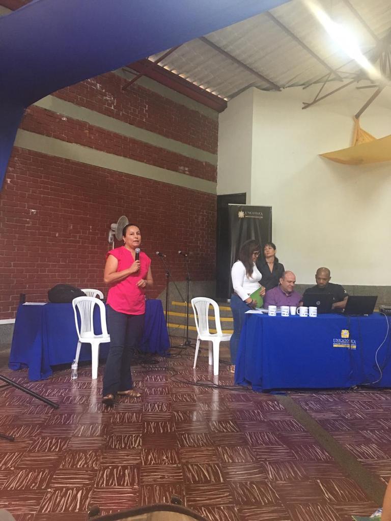 SabrososLos's tweet photo. Por último,  las docentes: Dely Bueno y Ximena Galeano,  exponen su informe de investigación  de red de mercados agroecólogicos alimentos de vida.  

#saboreateaCali
#Semanadelacomunicacioncspunicatolica https://t.co/b7glSgsh87