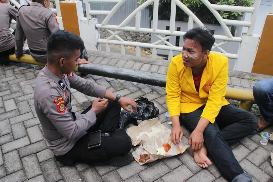 Entah siapa fotografernya. Credit untuk anda 🙏

Foto ini perlu diviralkan, biar para perusuh2 biadab terbuka matanya.