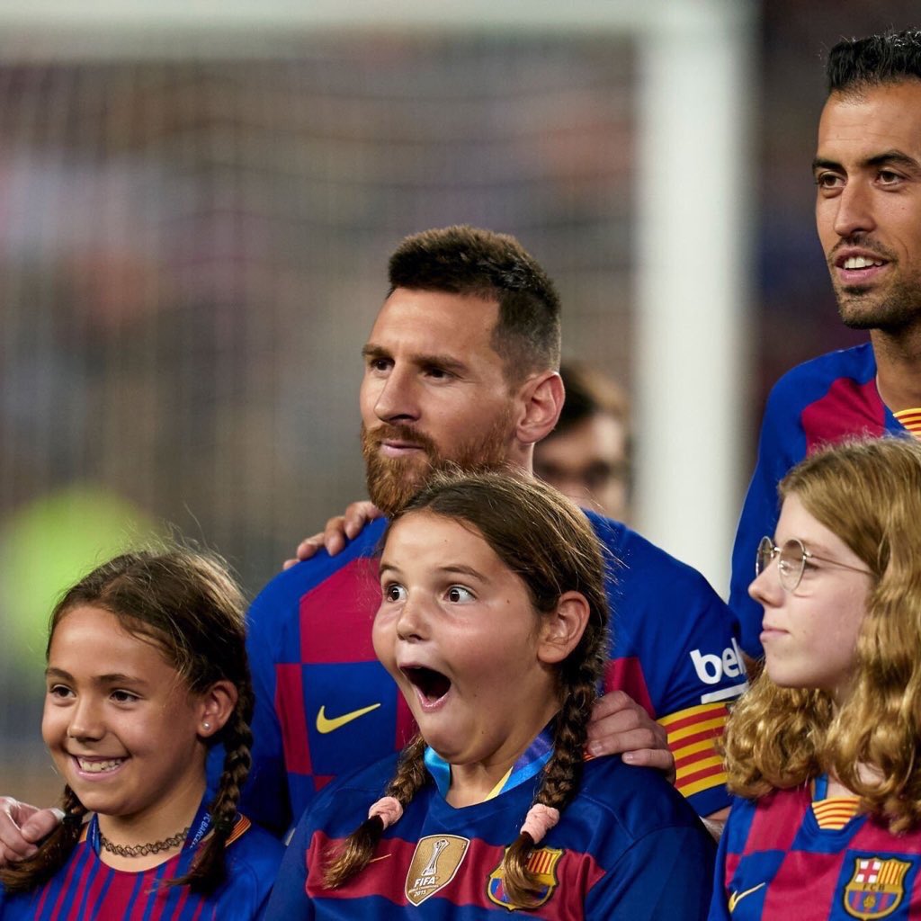 BarcaBrasiI's tweet photo. "MEU DEUS O MESSI COLOCOU A MÃO NO MEU OMBRO!" https://t.co/D7pUsyXVuh