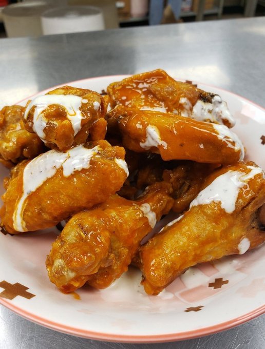 ClutchWings's tweet photo. Happy sunny Wednesday Morgantown! Every Wednesday is $11 Traditional Dozens (Delivery/Takeout/Dine-In) **Follow 
@ClutchWings &amp; RT for a chance to win a $15 gift certificate** https://t.co/odIcwCa1Gw