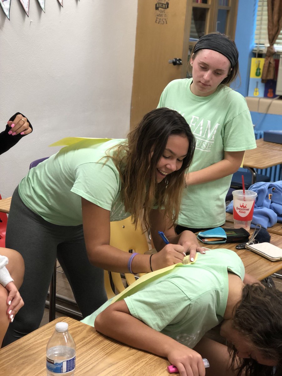 IWA_Spanish's tweet photo. Today, as part of #StartWithHello week, my ‘Family’ took time to write positive affirmations for one another. They loved this activity and some said they planned to keep the end product because it made them feel special. #SheIsLoved #SheIsSeen #SheIsAppreciated https://t.co/xrQVo3GY1P