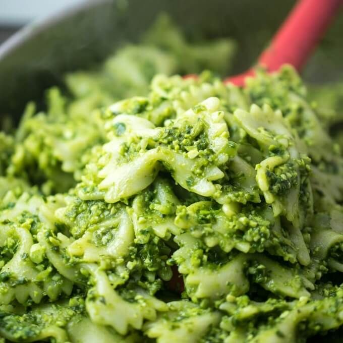 Buttery, rich, and protein packed edamame turned pesto and paired with delightful bowtie noodles! buff.ly/2RM8y1r #veganrecipes #mealprep