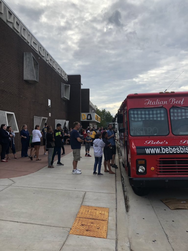 nx_lis's tweet photo. Food Truck &amp; Open House @FLWWILDCATS #wawmproud @streetzapizza @fivestarnacho @bebebistro https://t.co/gFFv28DIF7