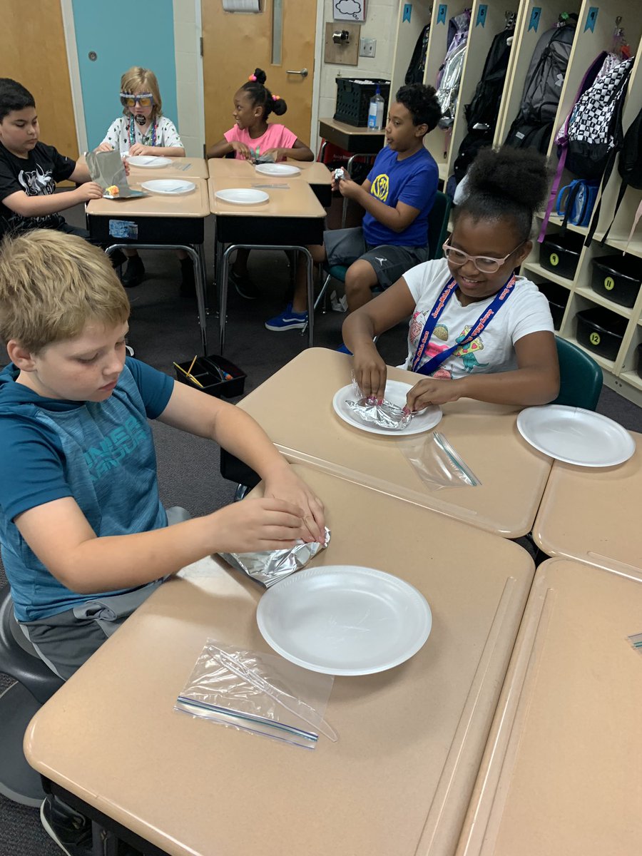 GwenPolitis's tweet photo. Our 4th grade scientists explored how rocks are formed and the rock cycle in our lab today. We saw how weathering, erosion, cementation and compaction work. We also created sedimentary, metamorphic and igneous rocks. #bringingsciencetolife #RRESOnward #teachcabco https://t.co/BA9akSknZ2