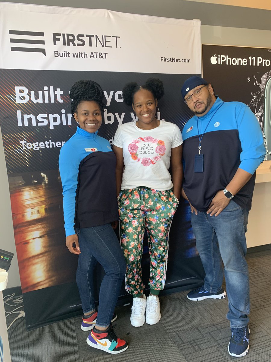 jennymoraleschi's tweet photo. Taking care of our first responders by setting them up with #FirstNet @PaulaVofGLM @TomMonahan10 @GreaterLakesMkt @AdamCMM @JeffSpain2
#signuptoday
#firstnet
#southgatemarket
#floodgates
#citi
#chicago
#WeAreGLM
#GLM
#POWERcentral
#moreforyourthing https://t.co/KOXTB8hiTk