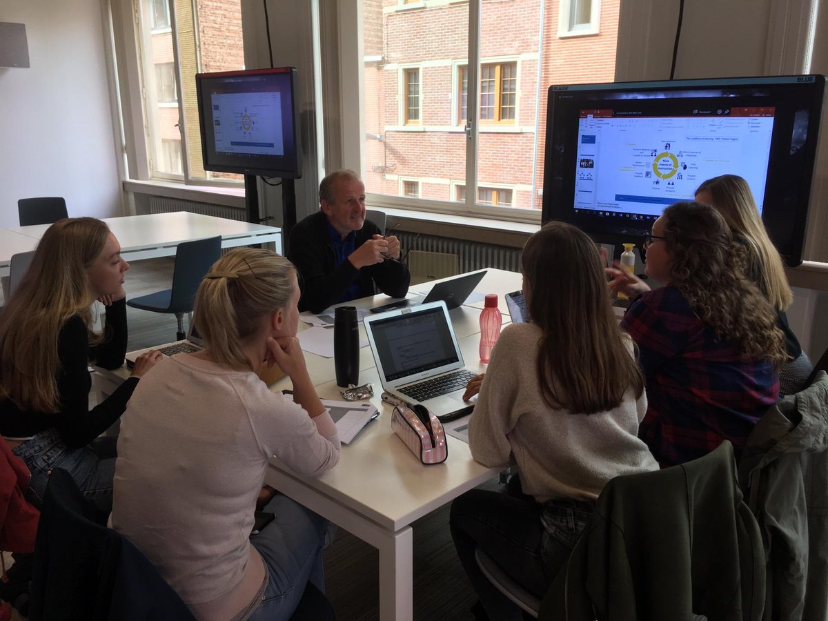 DOO_KULeuven's tweet photo. We hebben ons geamuseerd in de regiekamer🤗 vuurdoop #hybridclassroom #educatievemaster W&T👌@ICTS_KULeuven #technischediensten https://t.co/d0OYa6ztBm