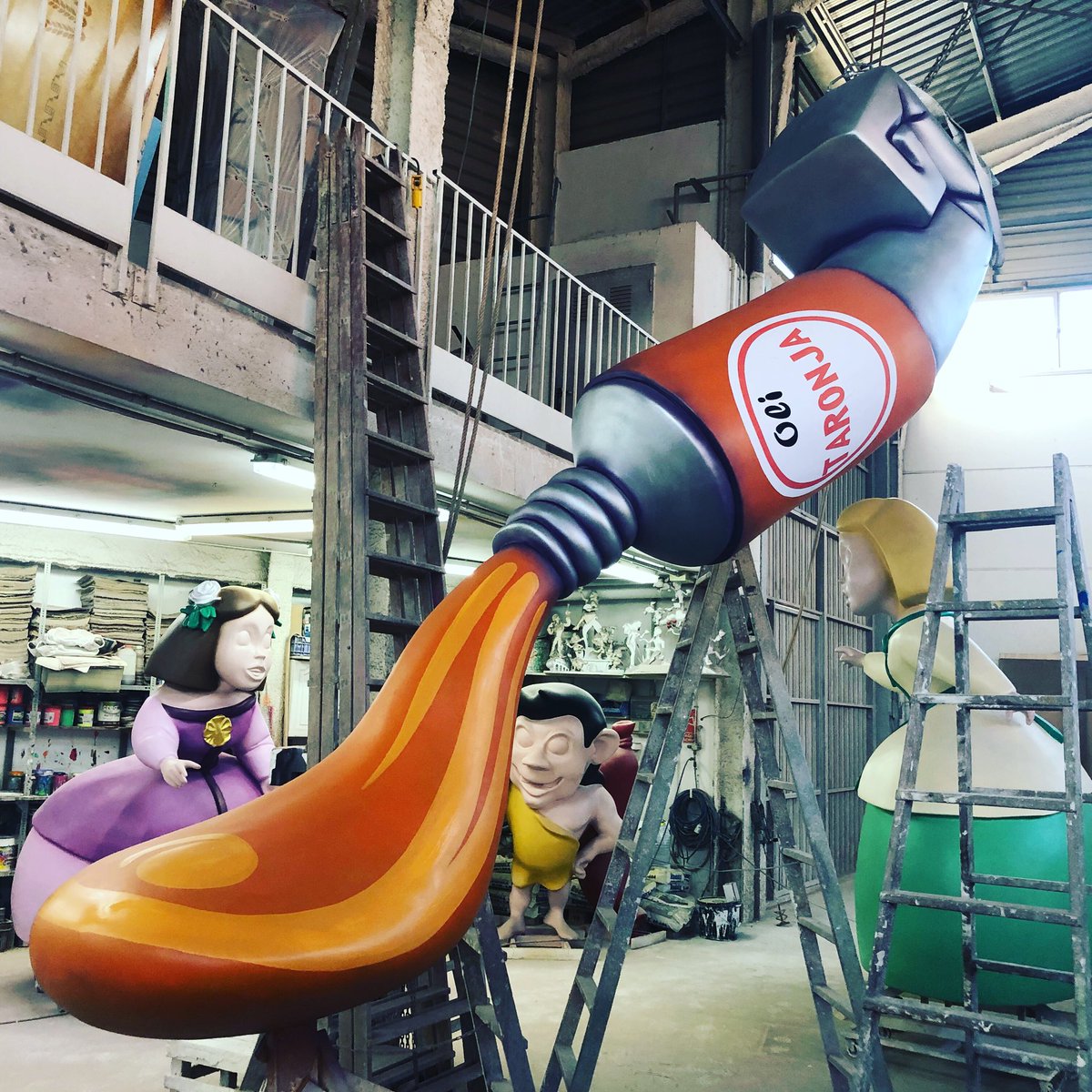 XavierHerrero's tweet photo. A PINTAR!! @MolinaClaret #paint #bigsculpture #bigcolor #orange #falla #falles2019 #Xàtiva #taller #tallerfaller #taronga https://t.co/VHp8z3tF0M
