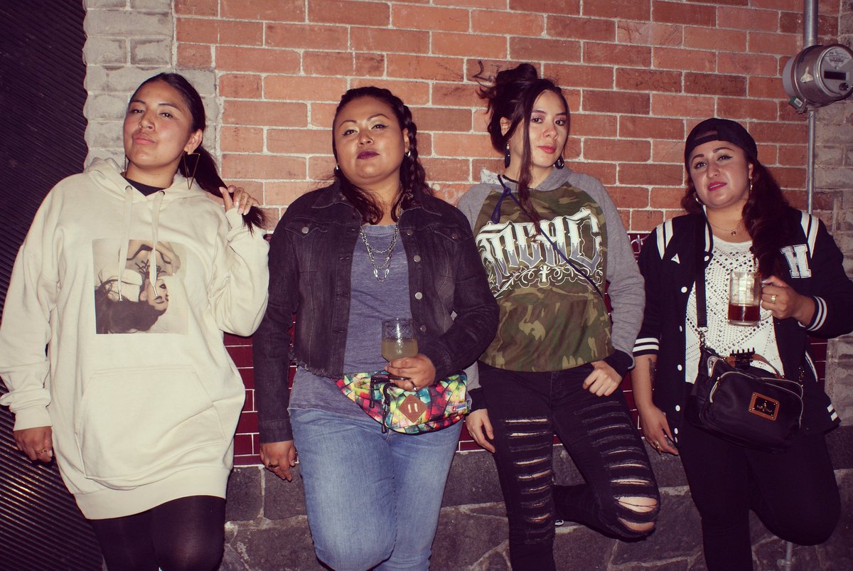 MayaLaInsanaa's tweet photo. #noches de #raps y #poesia compartiendo con las #amigas❤ 

#raperasmexicanas👩‍🎤 #estilodevida #culturahiphop #doblehh #entuzona #lafotodelanoche #binniza #cdmx2019 #mujerespoderosas💪🎀 https://t.co/Lff40eFamn
