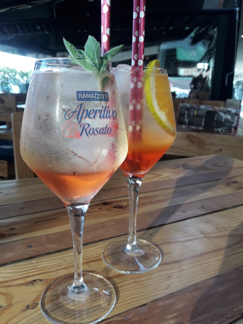 elestabloresto's tweet photo. ¡La primavera llegó! 🤩 Y con ella los jugos, tragos cócteles de temporada 🥂🍹🍸🍷 ¡Ideales para disfrutarlos en las terrazas! 😋😉
Llama al  ☎️: 2 2738 8533 
…
#Chicureo #ElEstabloResto https://t.co/CuNGUyE71i